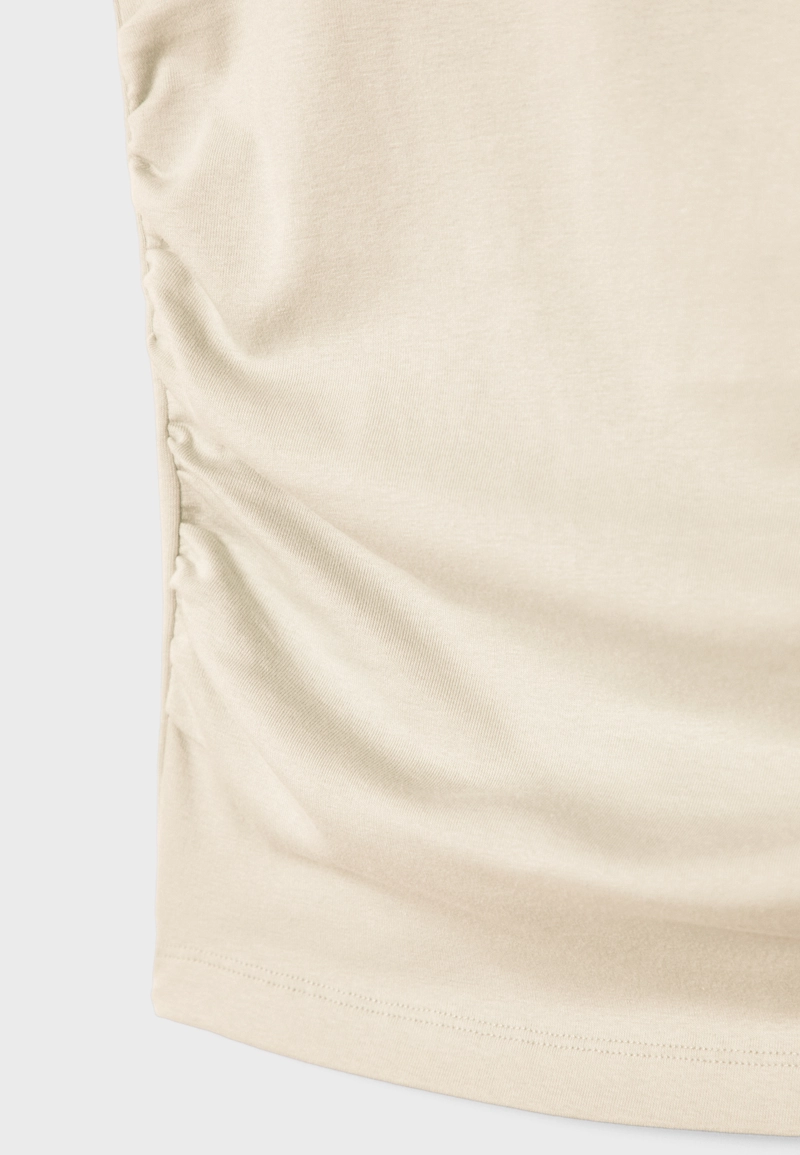 Базовая футболка облегающего кроя со сборками