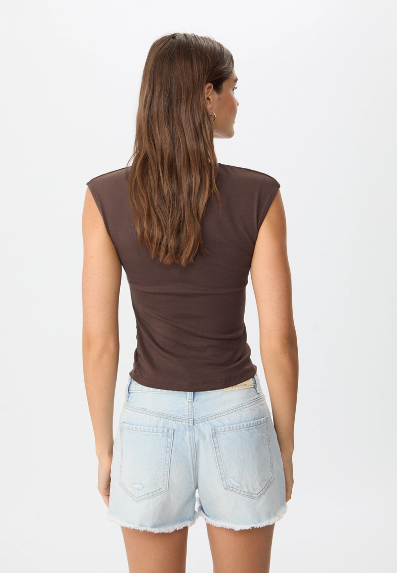 Базовая футболка облегающего кроя со сборками