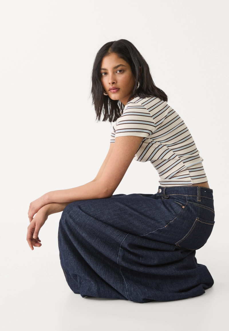 Базовая футболка облегающего кроя в полоску