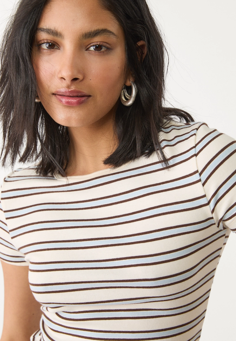 Базовая футболка облегающего кроя в полоску