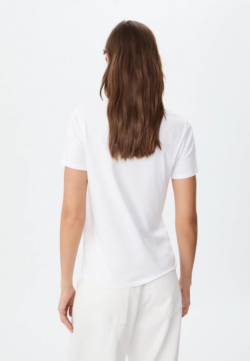 Базовая футболка классического кроя с круглым вырезом