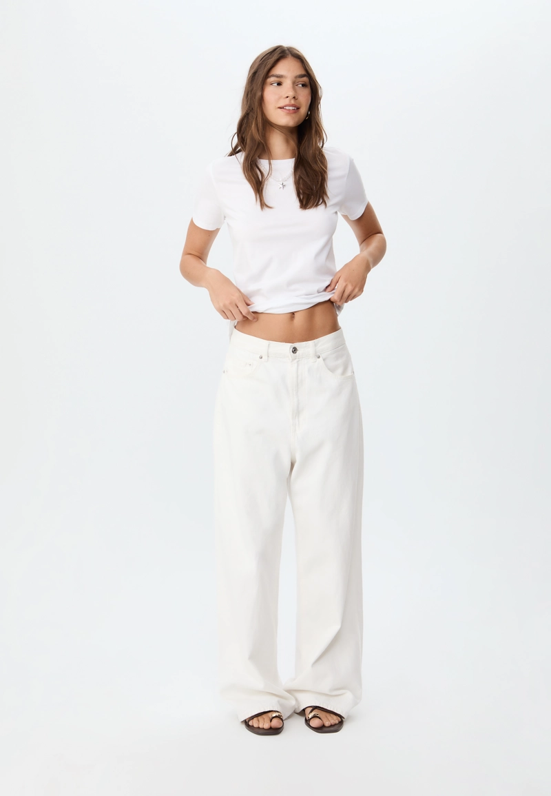 Базовая футболка классического кроя с круглым вырезом