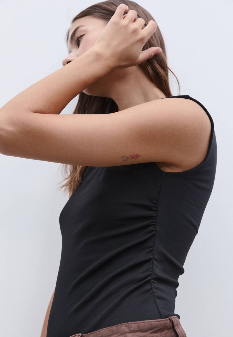 Базовая футболка облегающего кроя со сборками