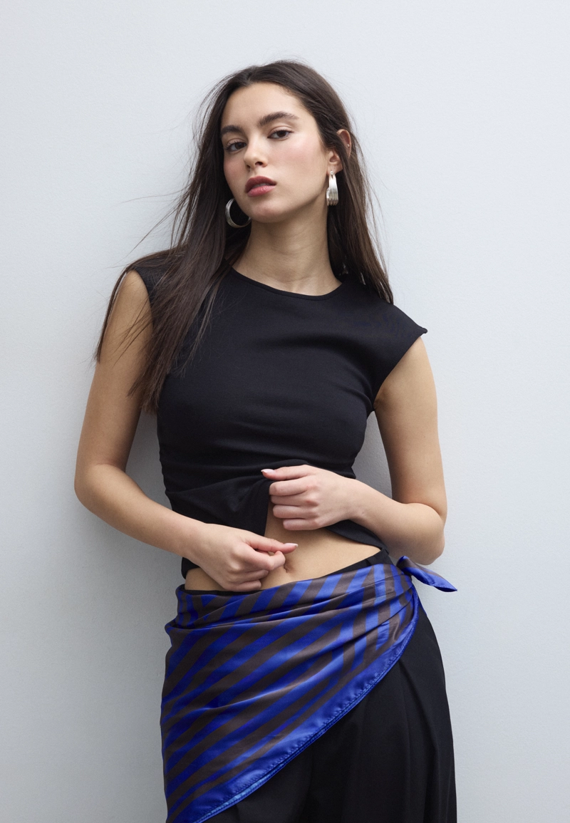 Базовая футболка облегающего кроя со сборками