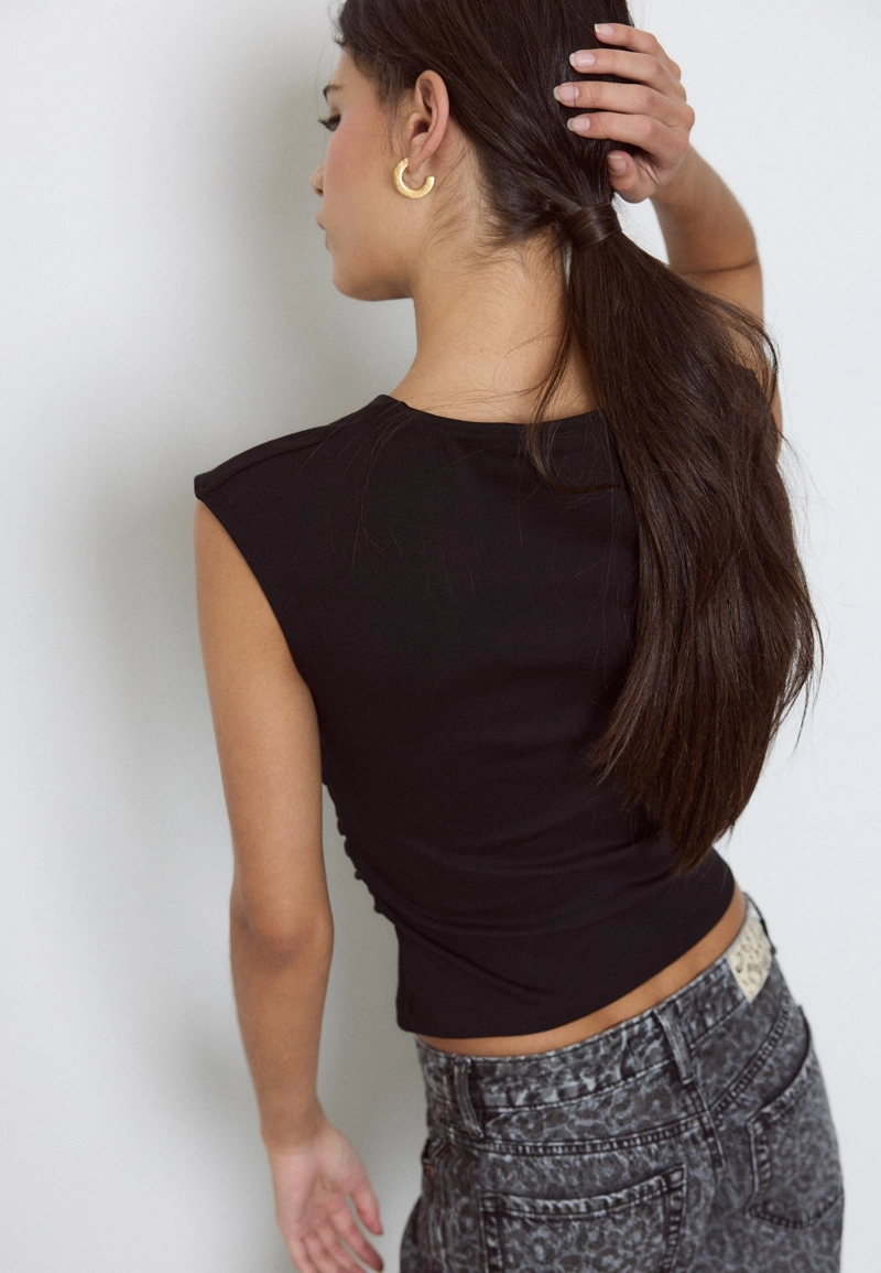 Базовая футболка облегающего кроя со сборками