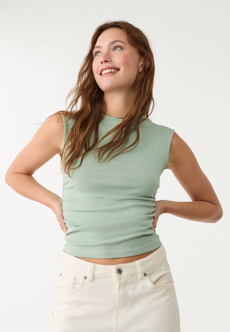 Базовая футболка облегающего кроя со сборками