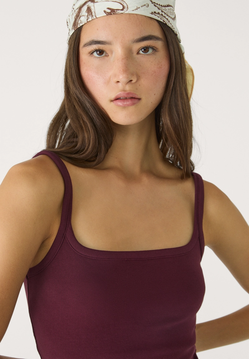 Топ из эластичной ткани на бретелях