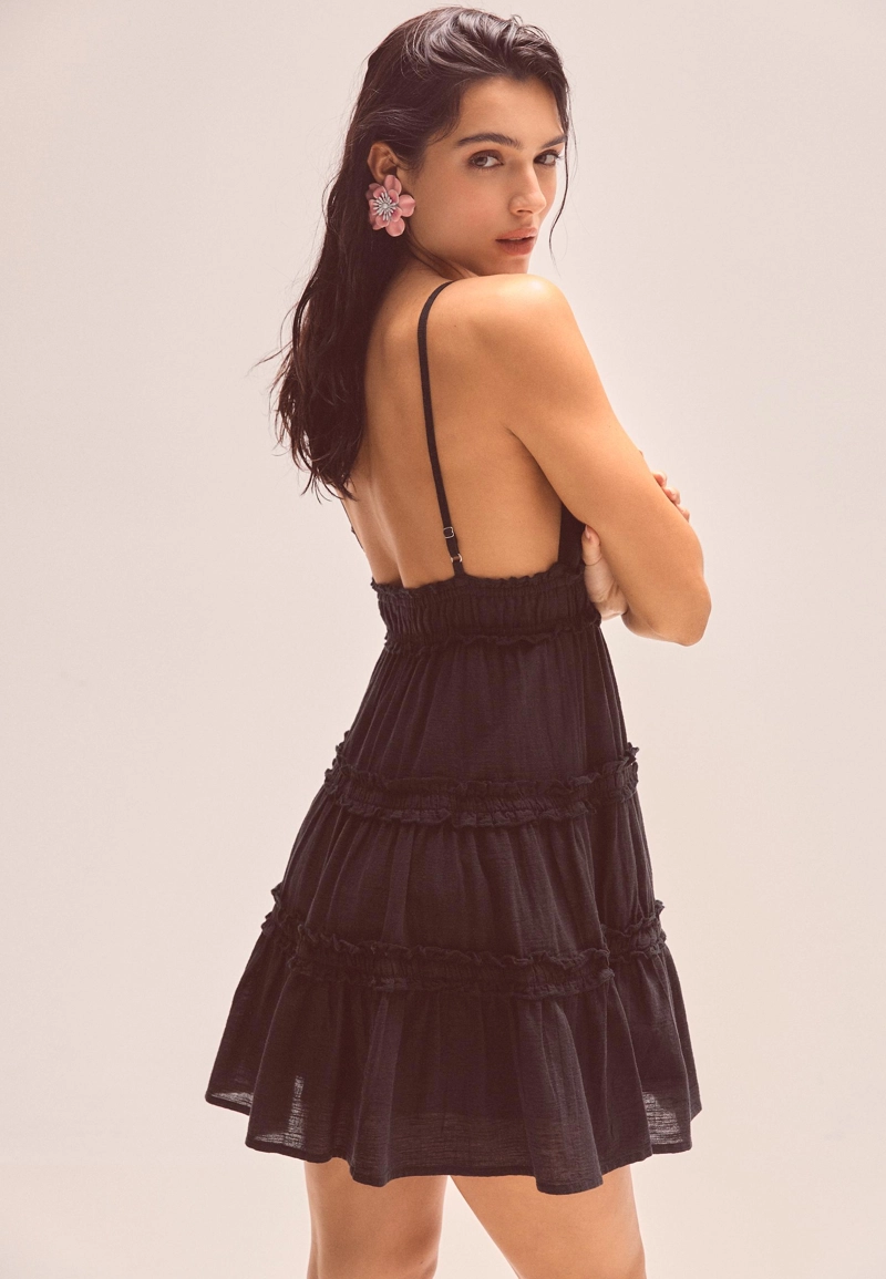 Короткое платье с воланами и бретелями