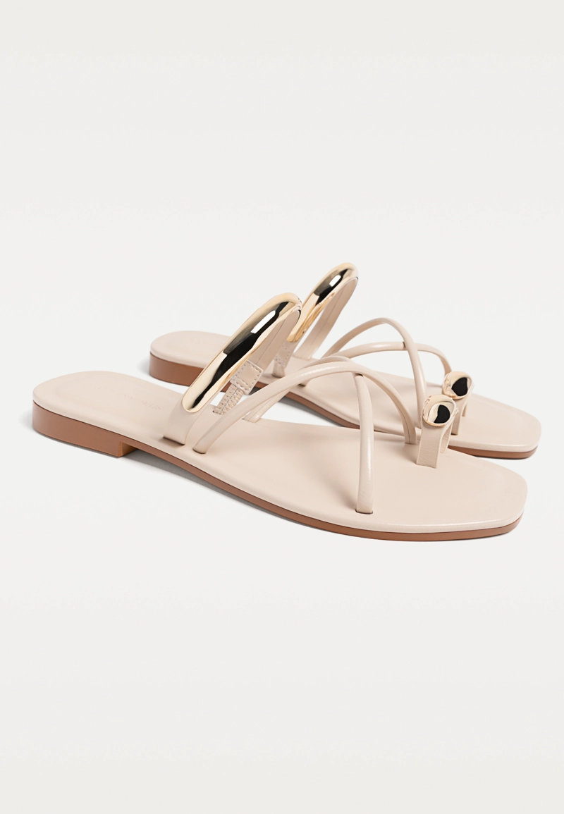 Сандалии с металлической деталью