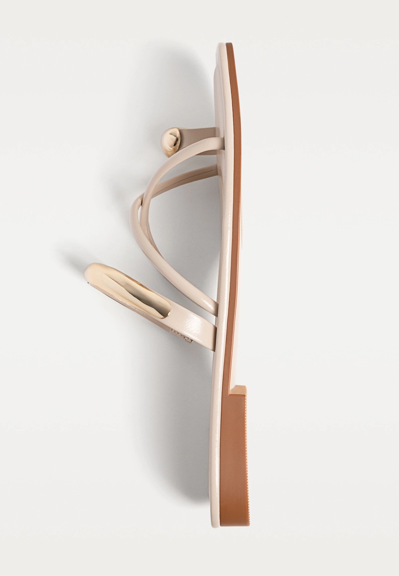 Сандалии с металлической деталью