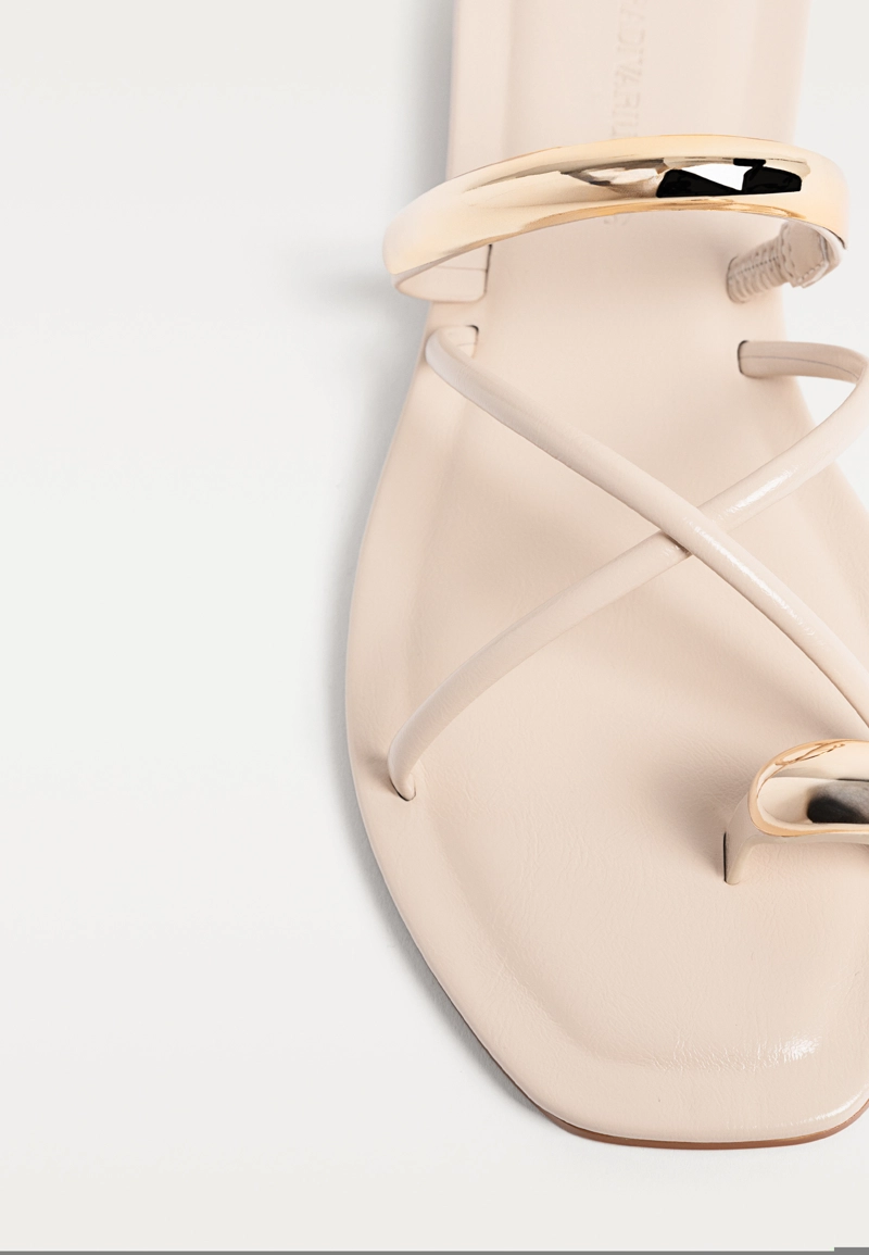 Сандалии с металлической деталью