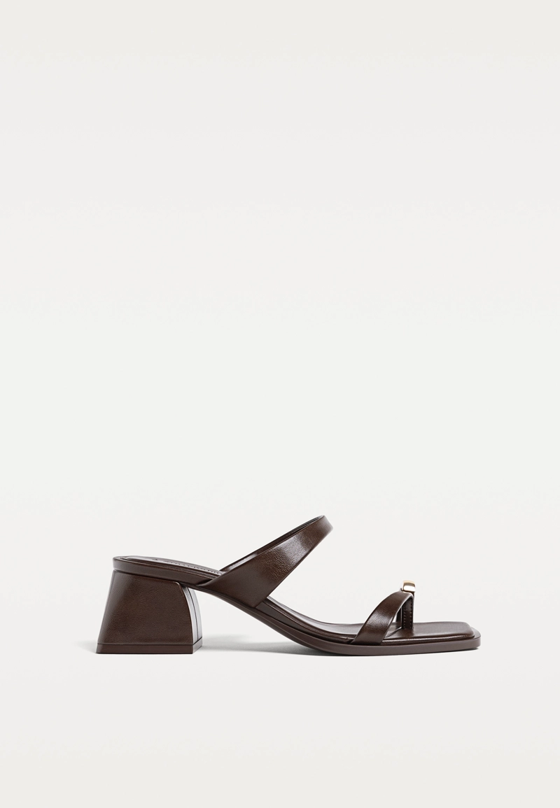 Босоножки на высоком каблуке с металлической деталью