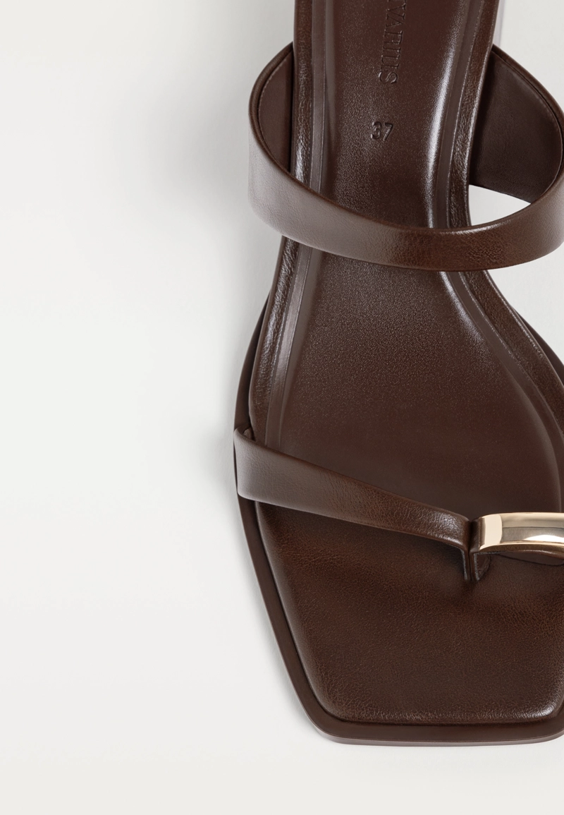 Босоножки на высоком каблуке с металлической деталью