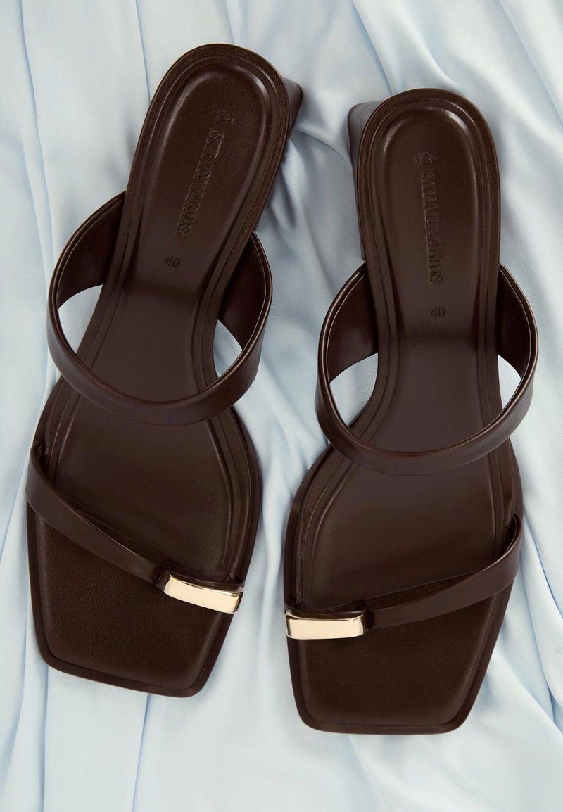 Босоножки на высоком каблуке с металлической деталью