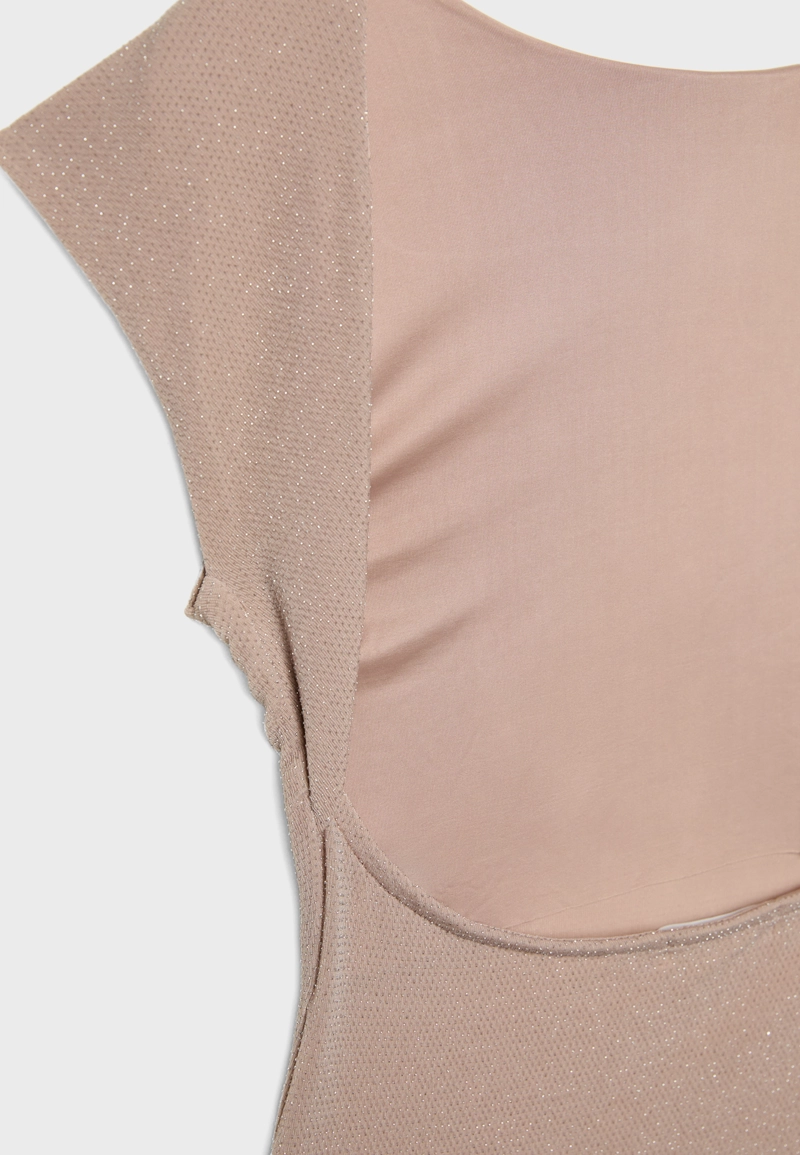 Футболка с открытой спиной и блестящей отделкой