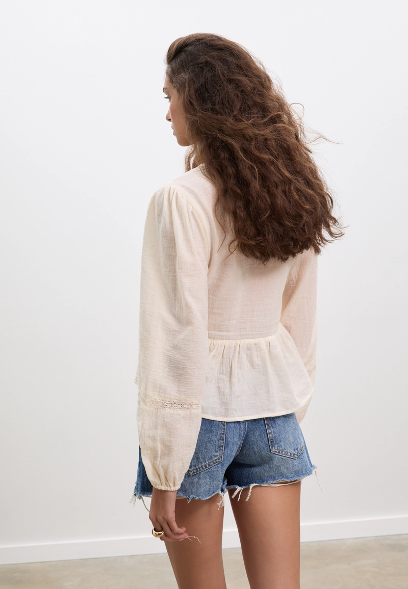 Легкая блузка с вышивкой и узлом