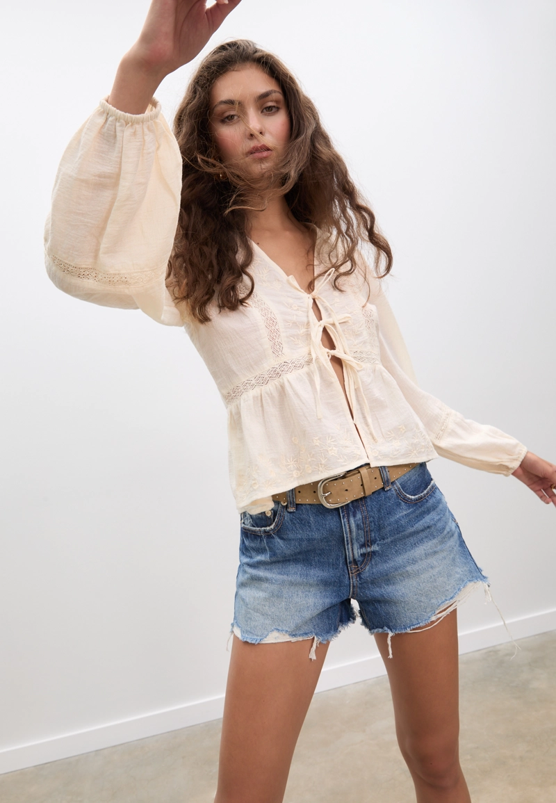 Легкая блузка с вышивкой и узлом