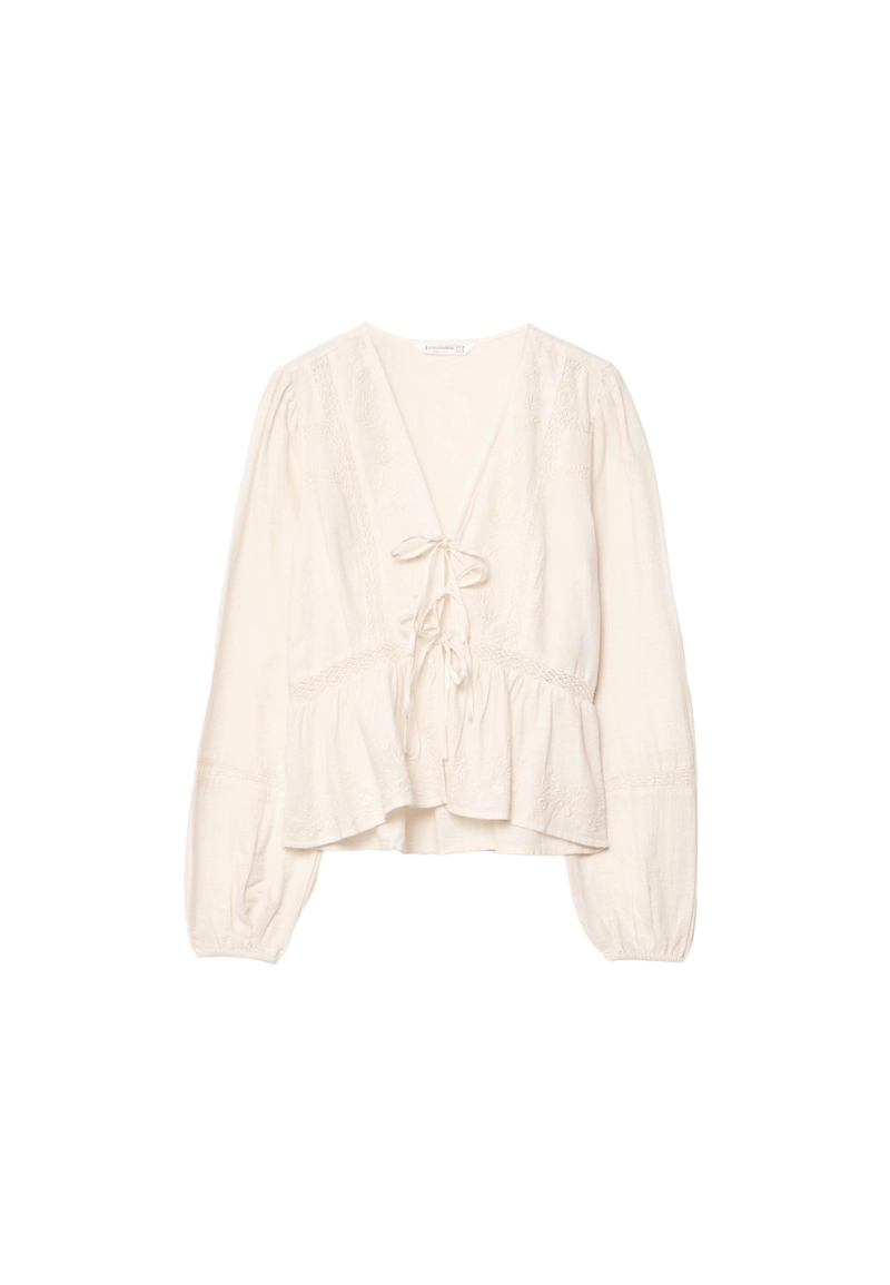Легкая блузка с вышивкой и узлом