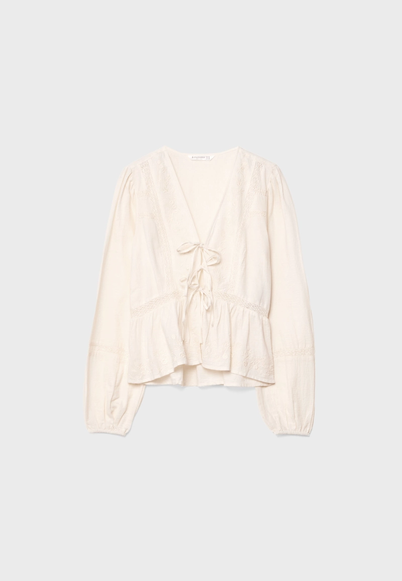 Легкая блузка с вышивкой и узлом