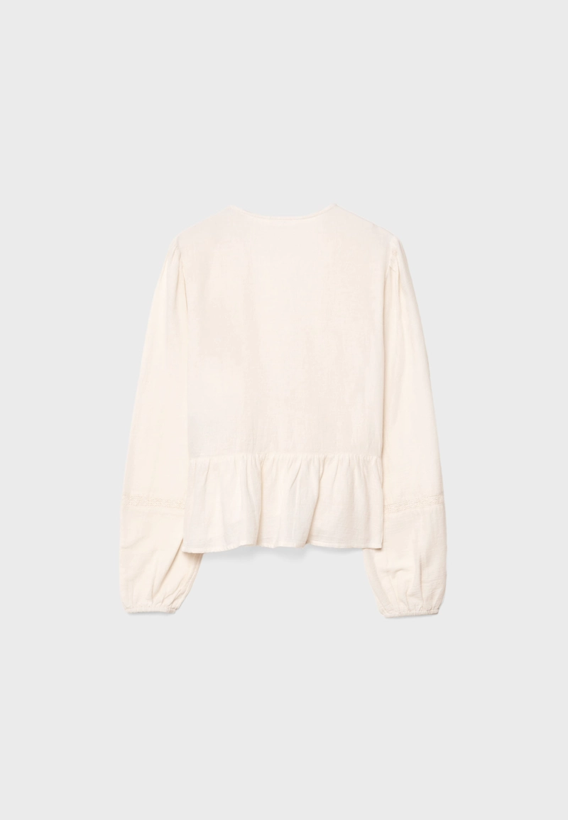 Легкая блузка с вышивкой и узлом