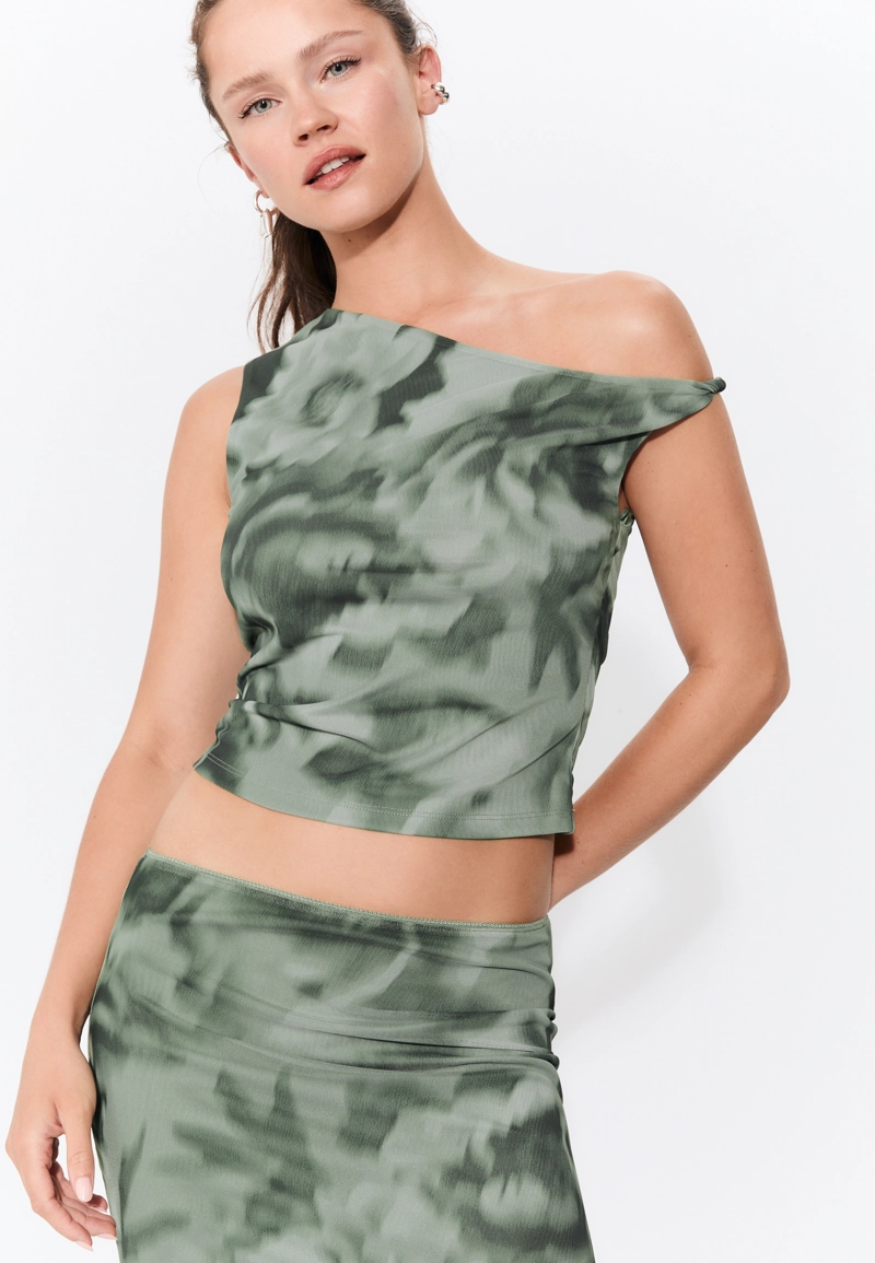 Асимметричная футболка из полупрозрачной ткани с принтом