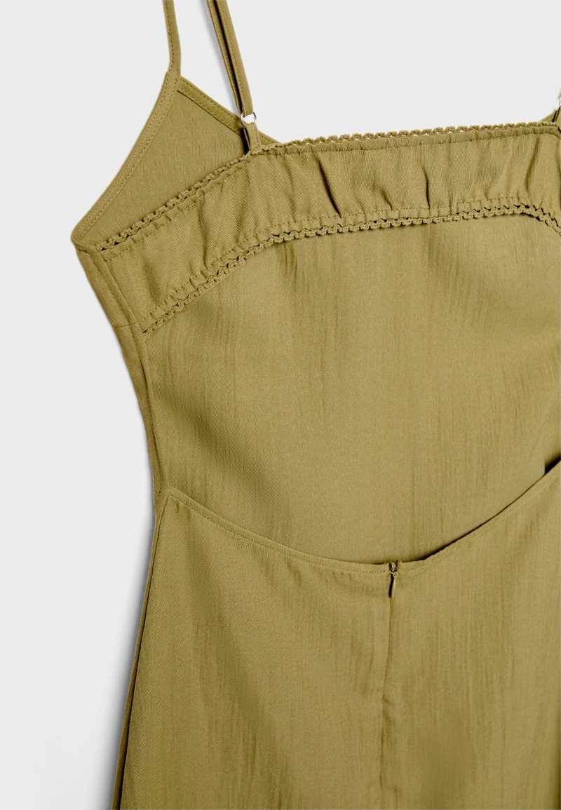 Длинное платье на бретельках с текстурой