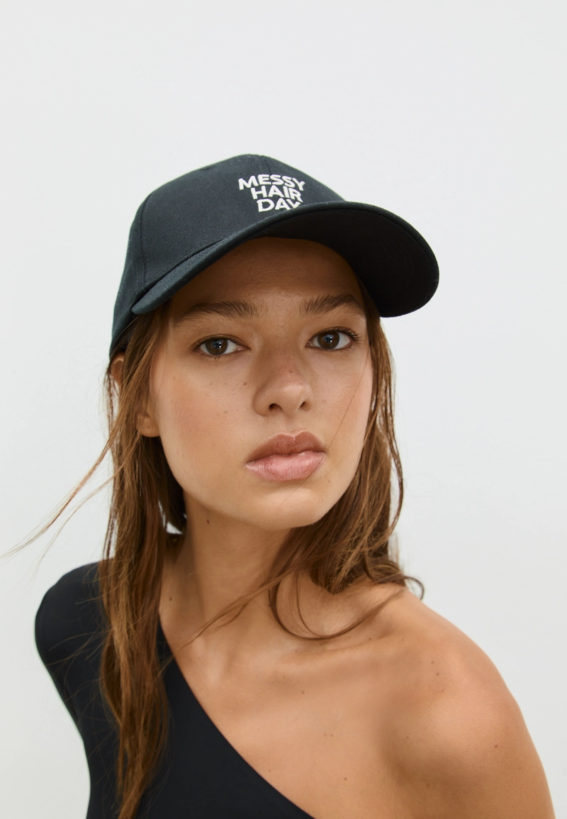 Кепка с вышитой надписью