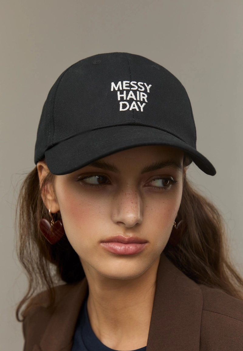 Кепка с вышитой надписью