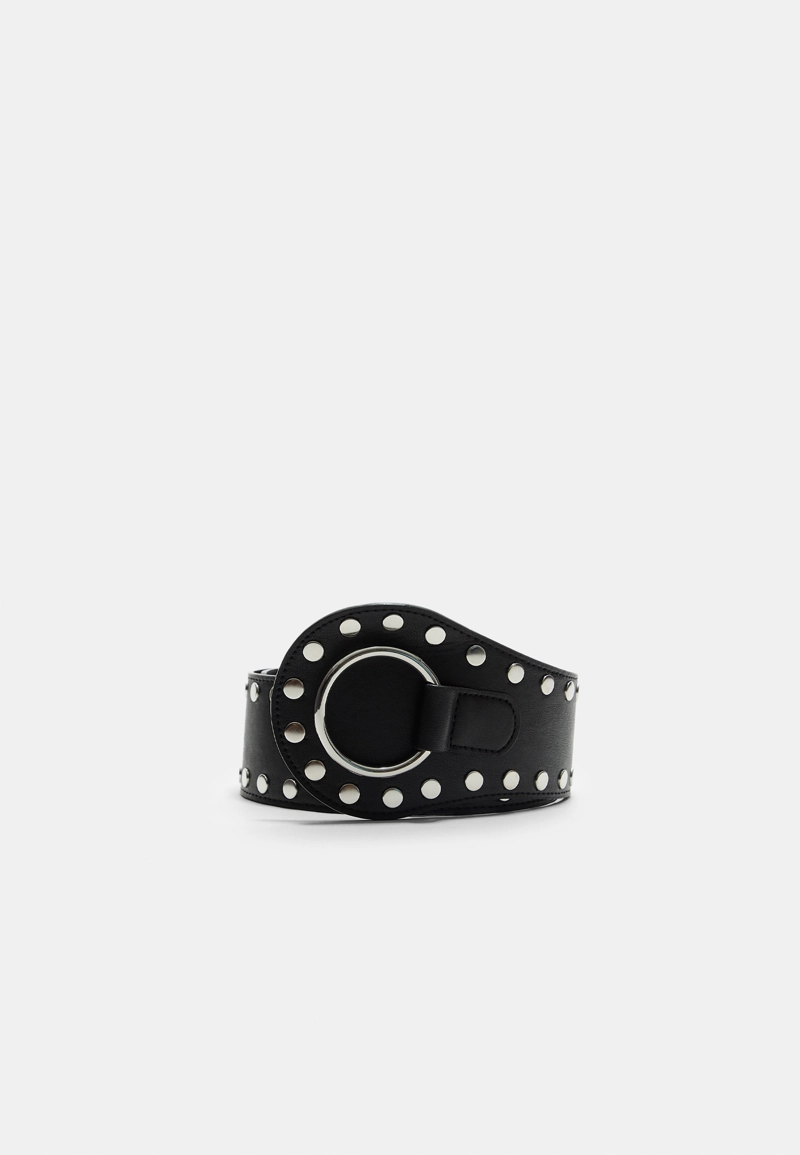 Широкий ремень с заклепками