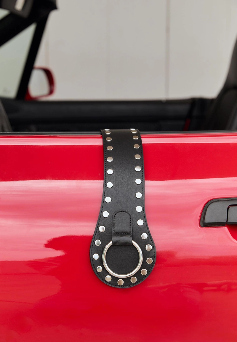 Широкий ремень с заклепками