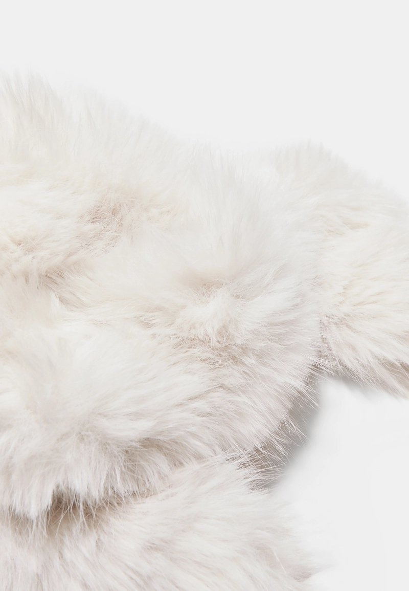 Шапка-ушанка с помпонами из искусственного меха