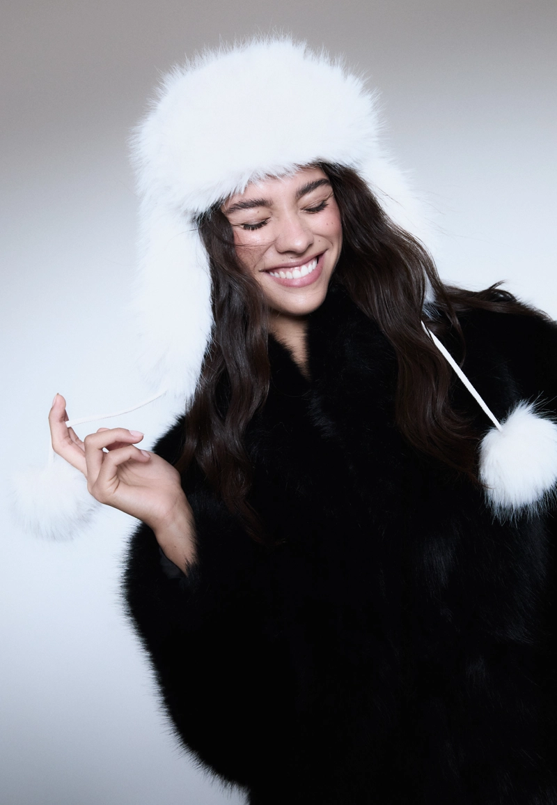 Шапка-ушанка с помпонами из искусственного меха