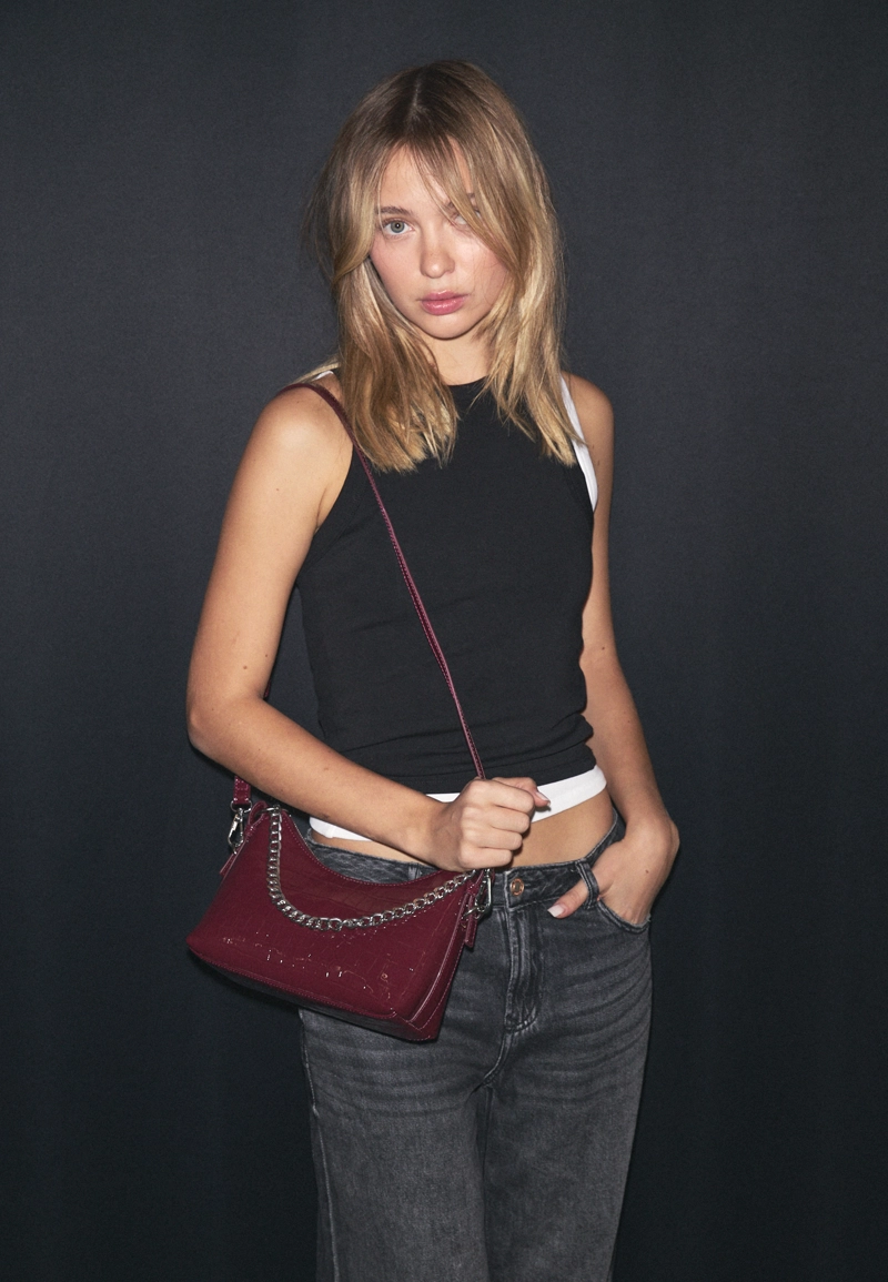 Сумка-полумесяц через плечо с цепью и эффектом крокодиловой кожи