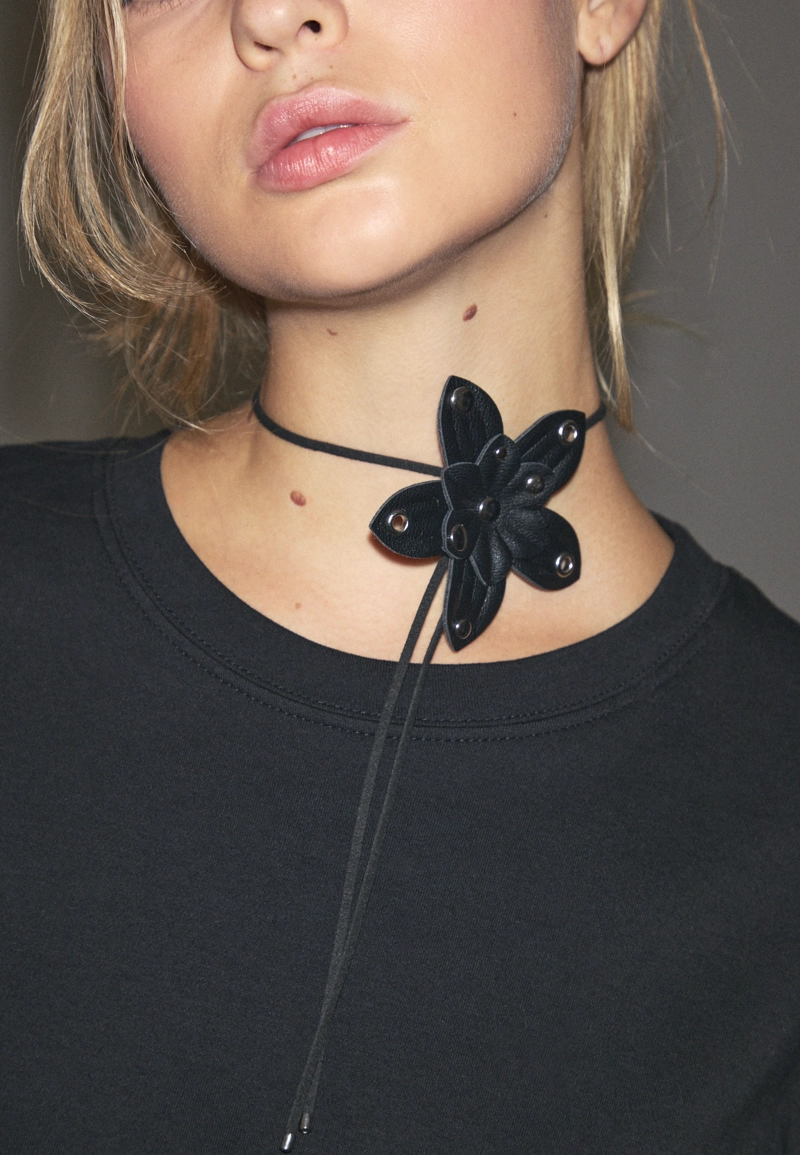 Чокер с цветком из искусственной кожи