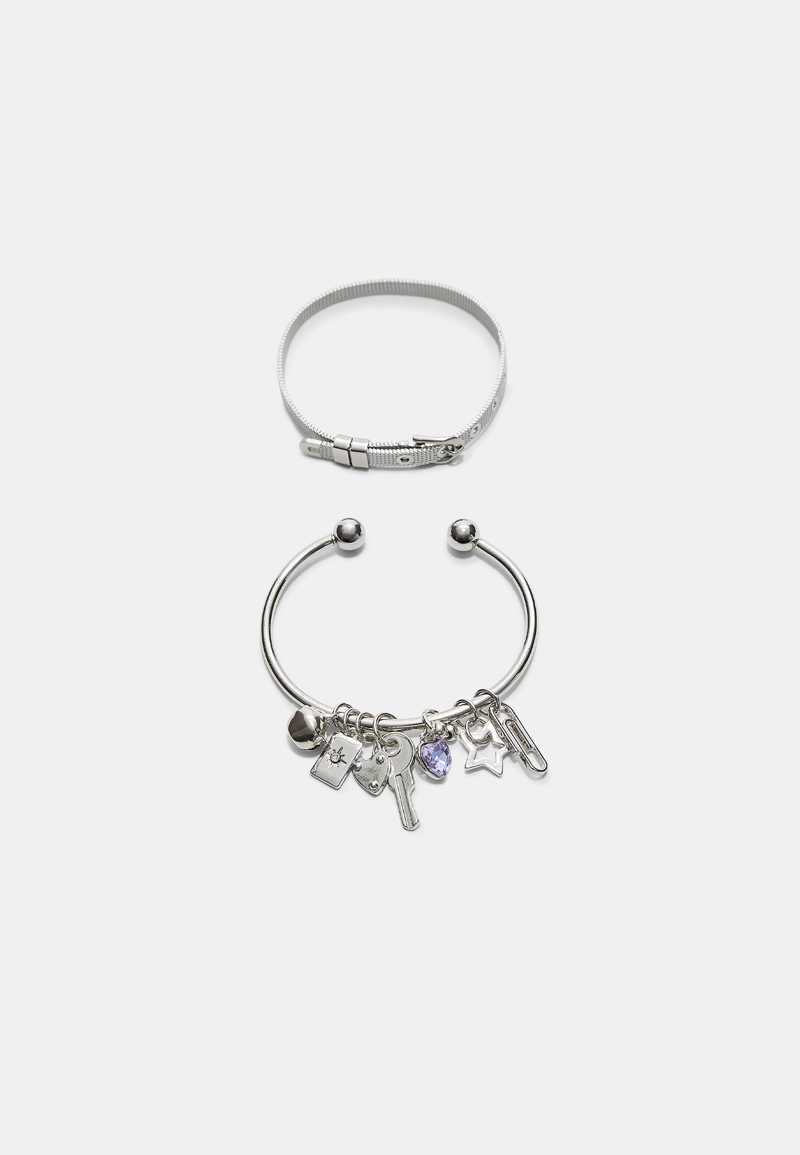 Набор из 2 браслетов с разными подвесками