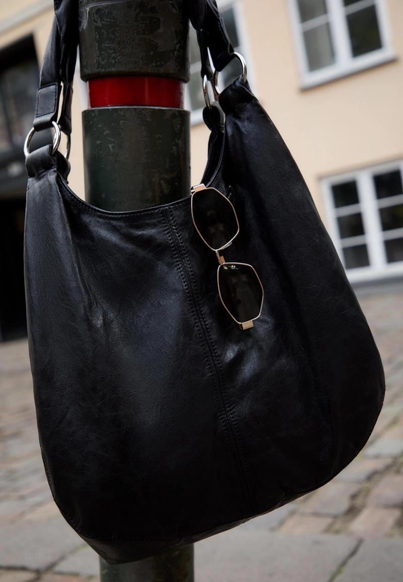 Сумка с ручкой из искусственной кожи