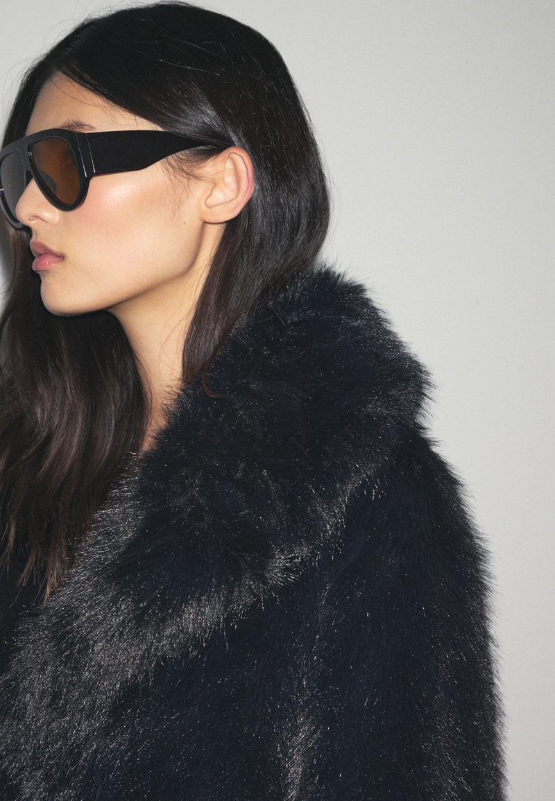 Пальто из искусственного меха стандартной длины