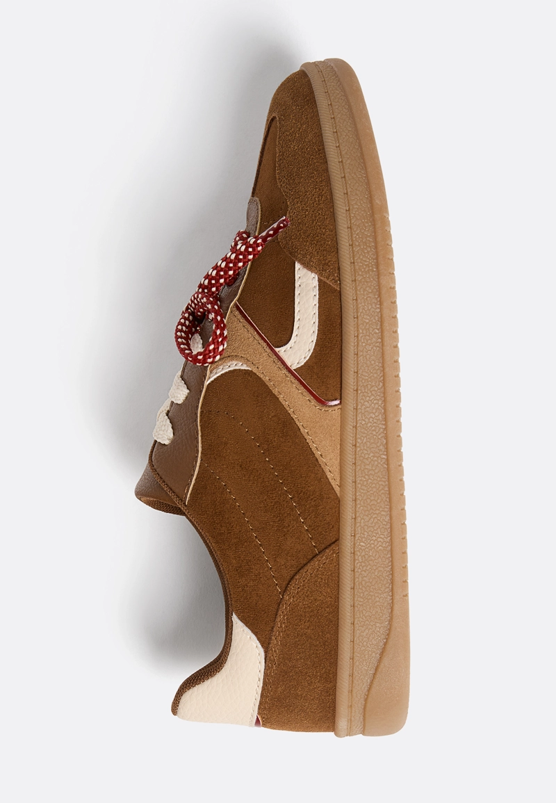 Повседневные кроссовки с двойными шнурками