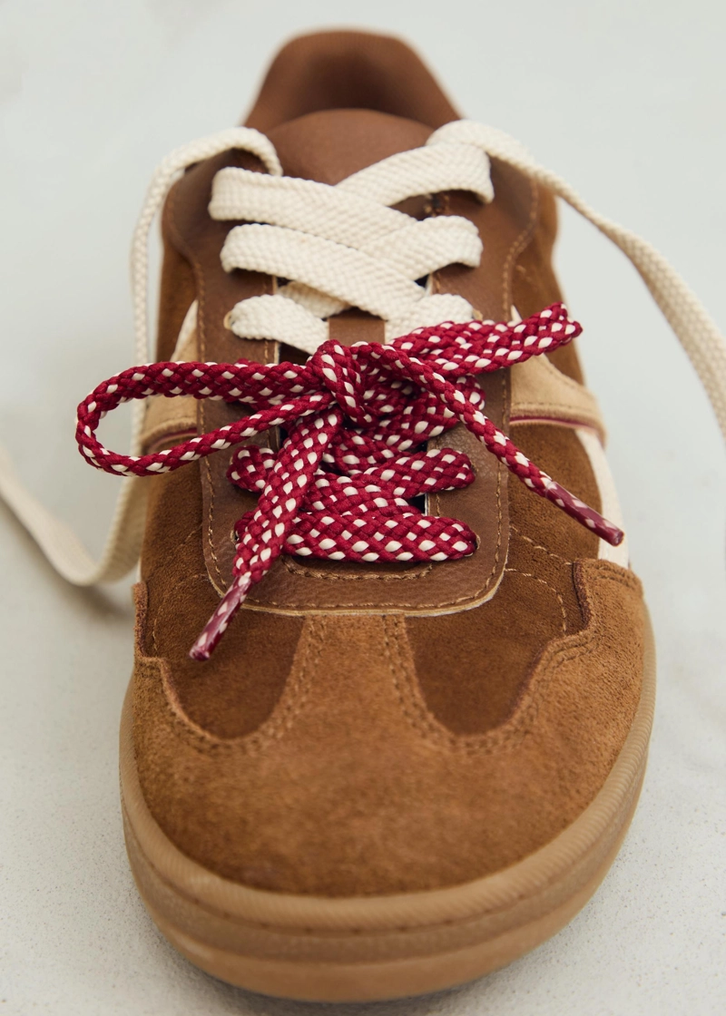 Повседневные кроссовки с двойными шнурками