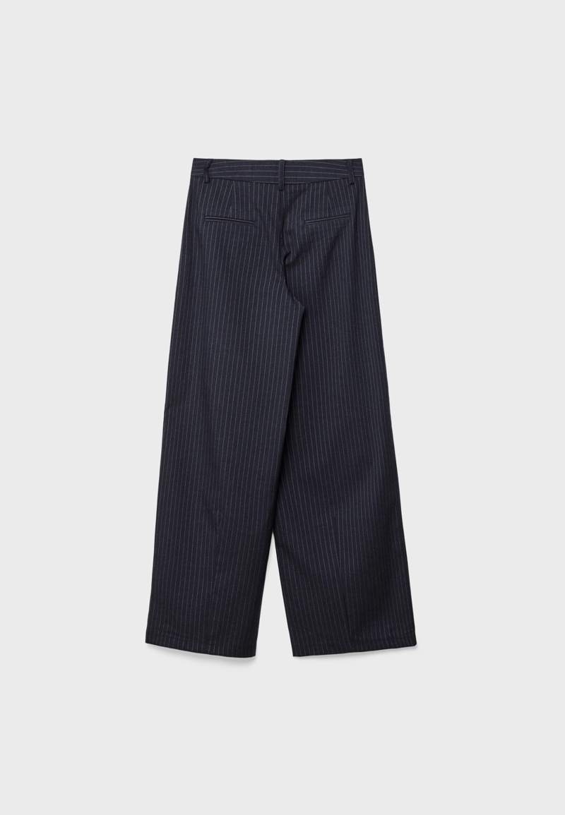 Брюки в полоску с защипами