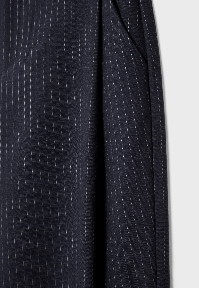 Брюки в полоску с защипами