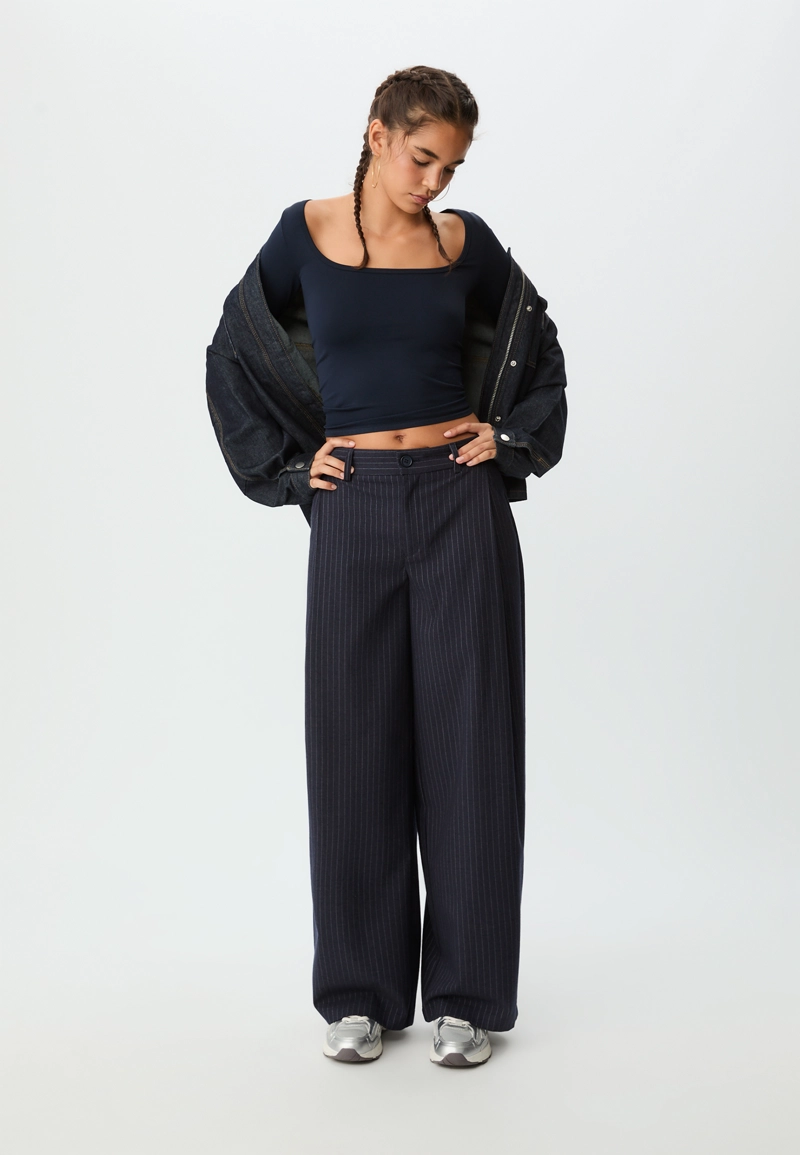 Брюки в полоску с защипами