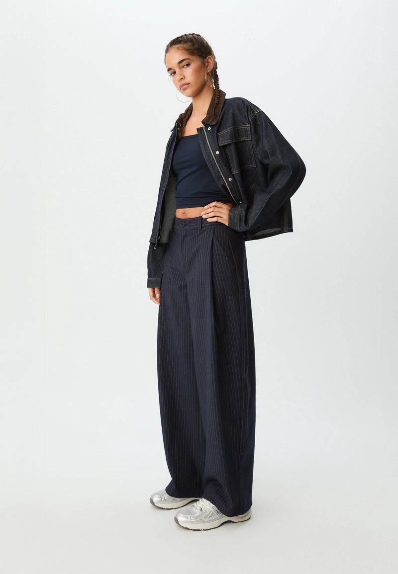 Брюки в полоску с защипами