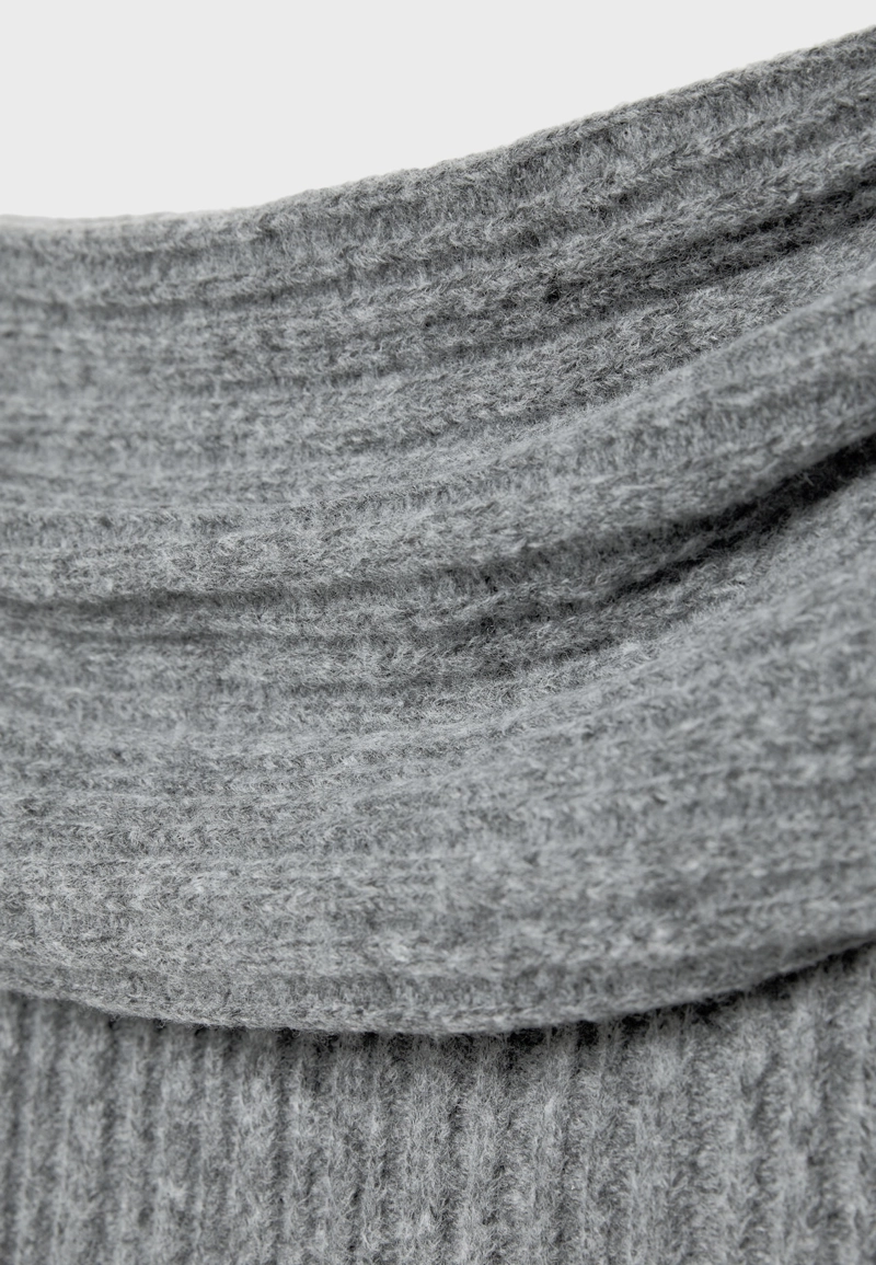 Асимметричный джемпер в рубчик с открытыми плечами