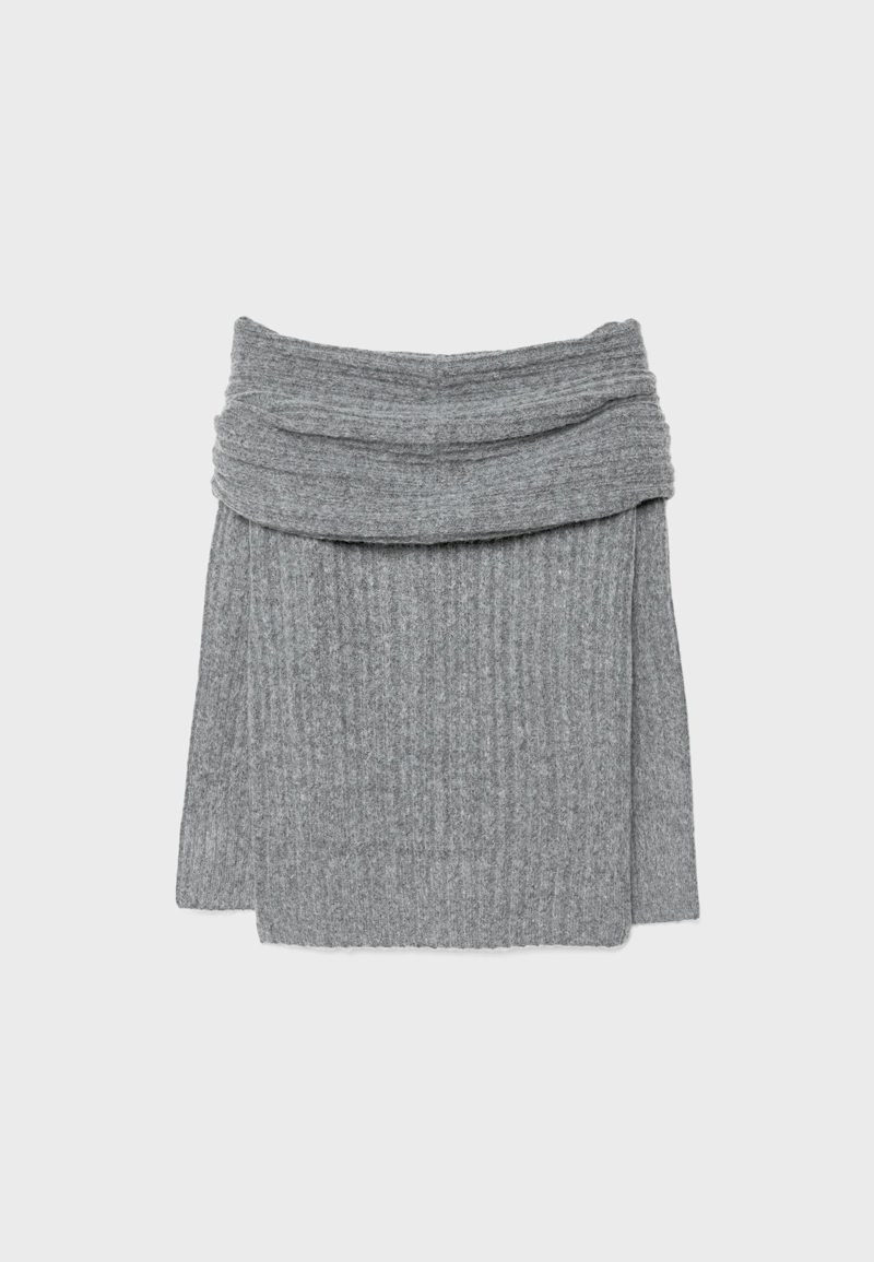 Асимметричный джемпер в рубчик с открытыми плечами