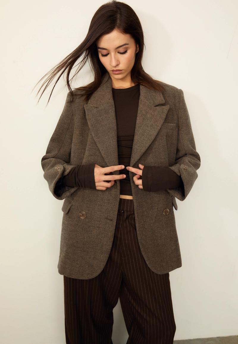 Объемный двубортный пиджак в елочку