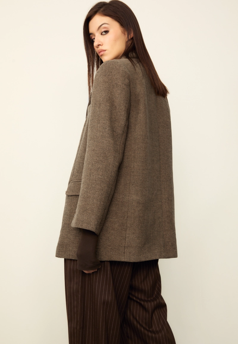 Объемный двубортный пиджак в елочку