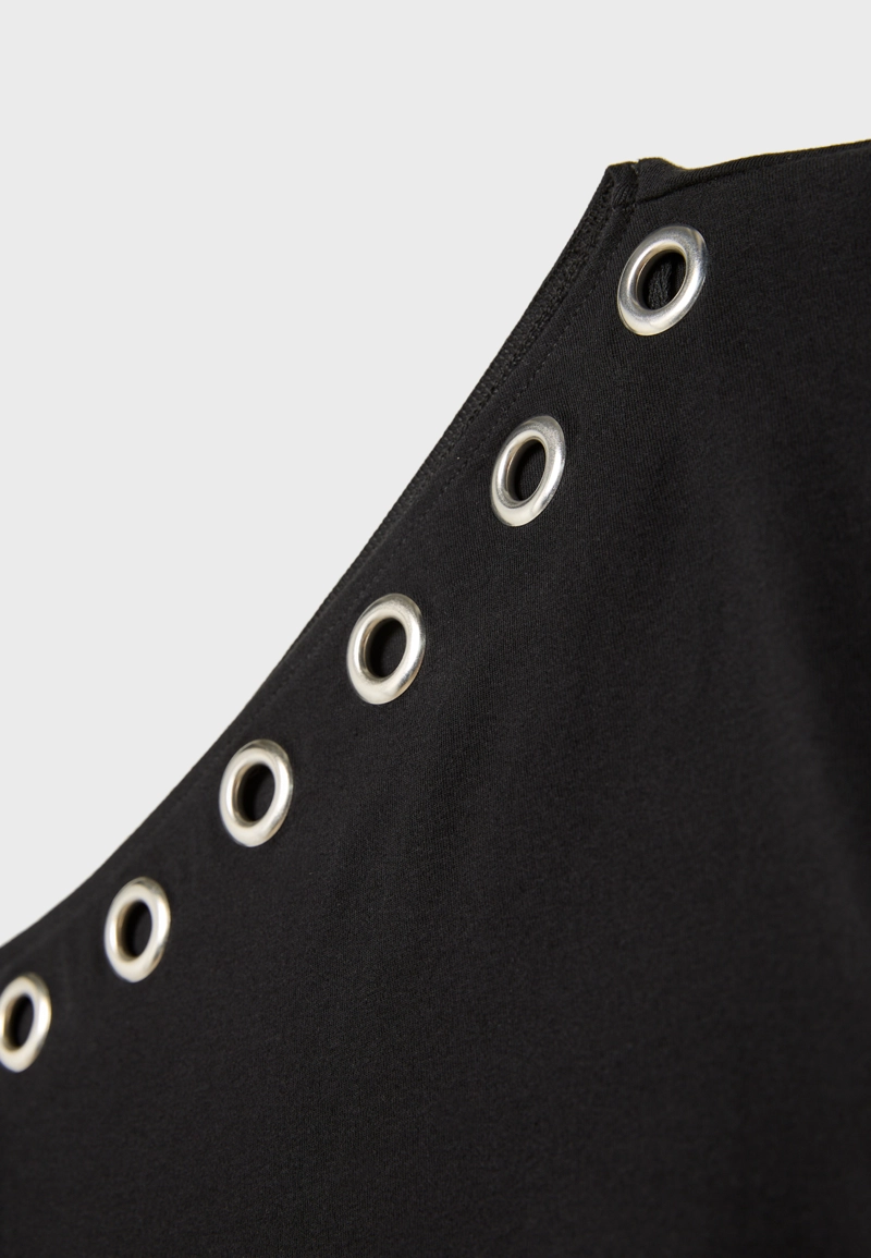 Короткое асимметричное платье с люверсами