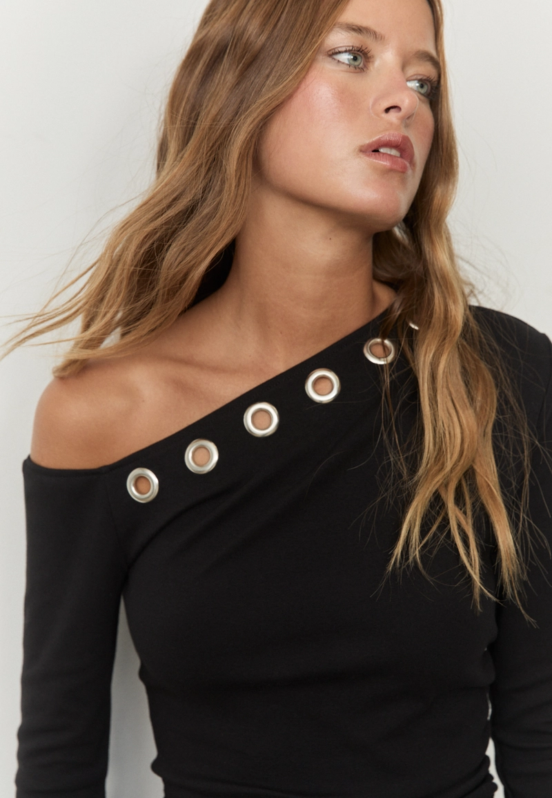 Короткое асимметричное платье с люверсами