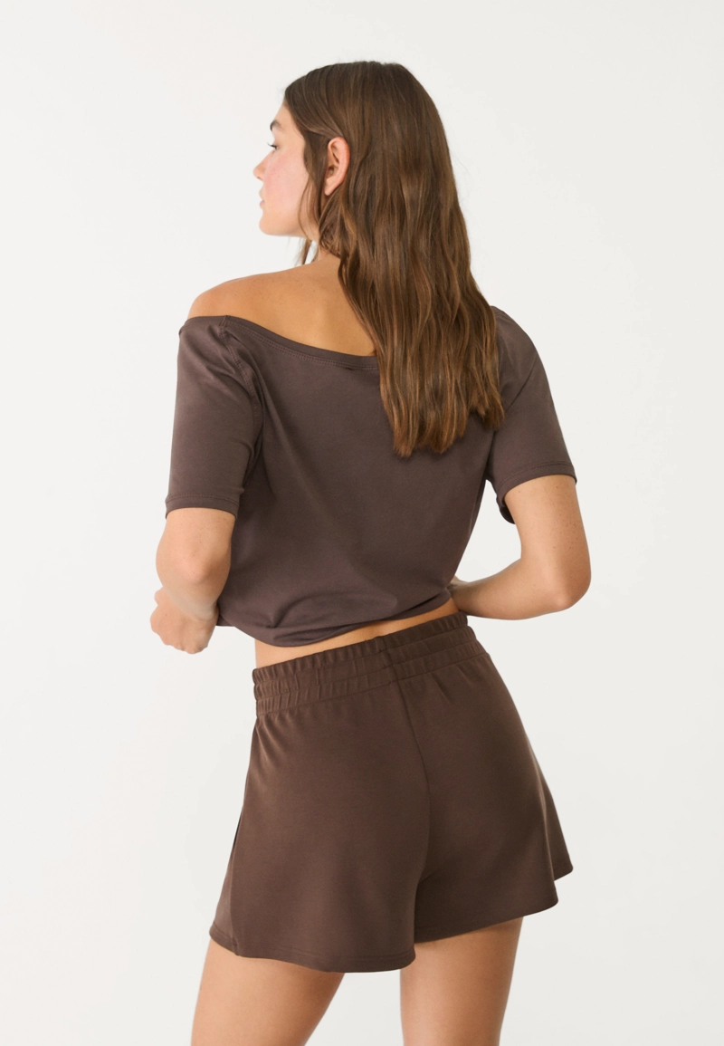 Мягкие шорты с декоративной отстрочкой